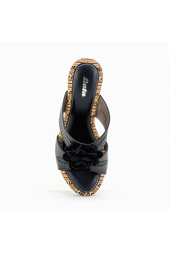BATA รองเท้าแฟชั่นผู้หญิงส้นเตารีดแบบรัดส้น LADIES'HEELS WEDGE(OVER 55MM) สีดำ รหัส 7616674
