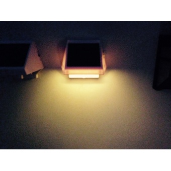 โคมไฟผนัง พลังเเสงอาทิตย์ 4 LED (เเสง : เหลืองวอมไวท์)